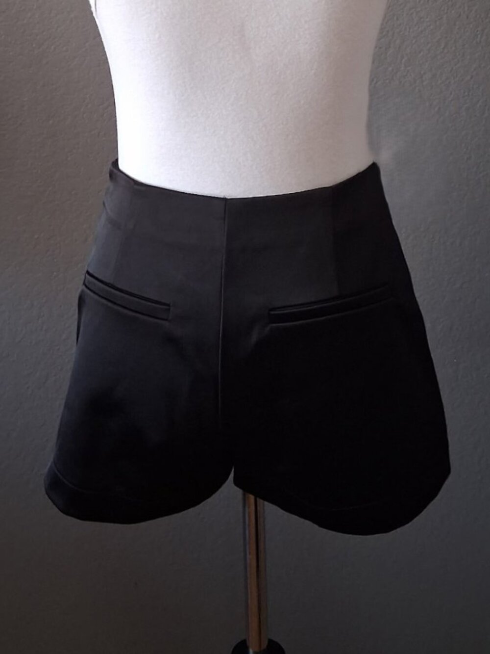 🪦 Forever 21 NWOT High-Waisted Trouser Shorts Size S 🪦 - Picture 3 of 4